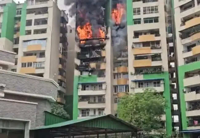 गाजियाबाद के अपार्टमेंट में भीषण आग, कई फ्लैट प्रभावित