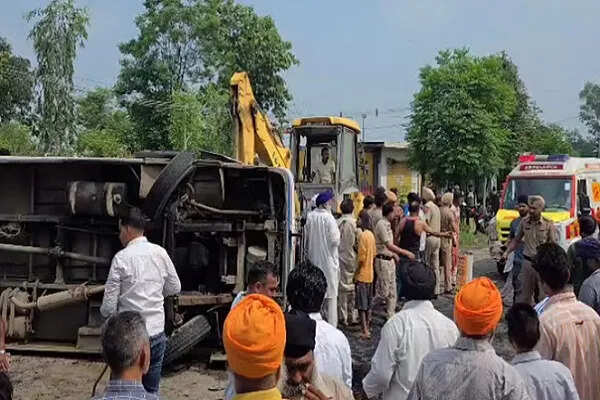 दसूहा में बस पलटने से 6 की मौत, 24 घायल