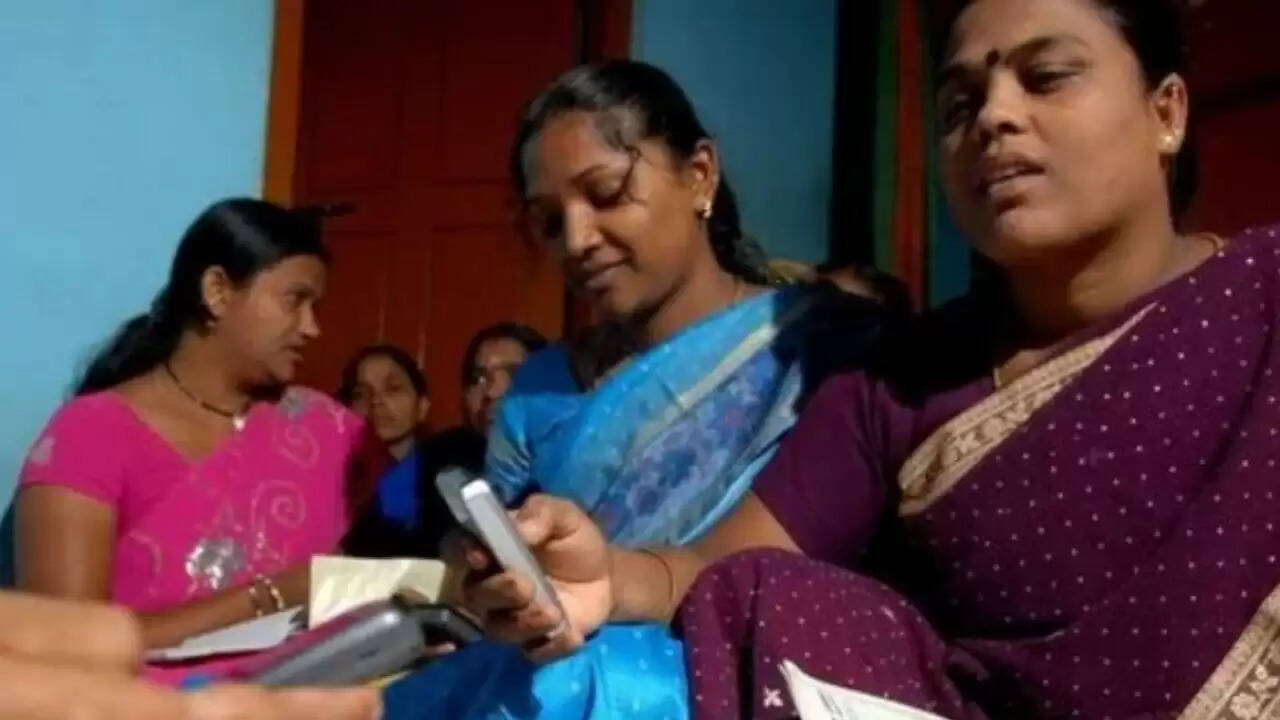महाराष्ट्र की 'मुख्यमंत्री माझी लाडकी बहिन योजना' में बड़ा फर्जीवाड़ा, 26 लाख लाभार्थियों के खाते निलंबित