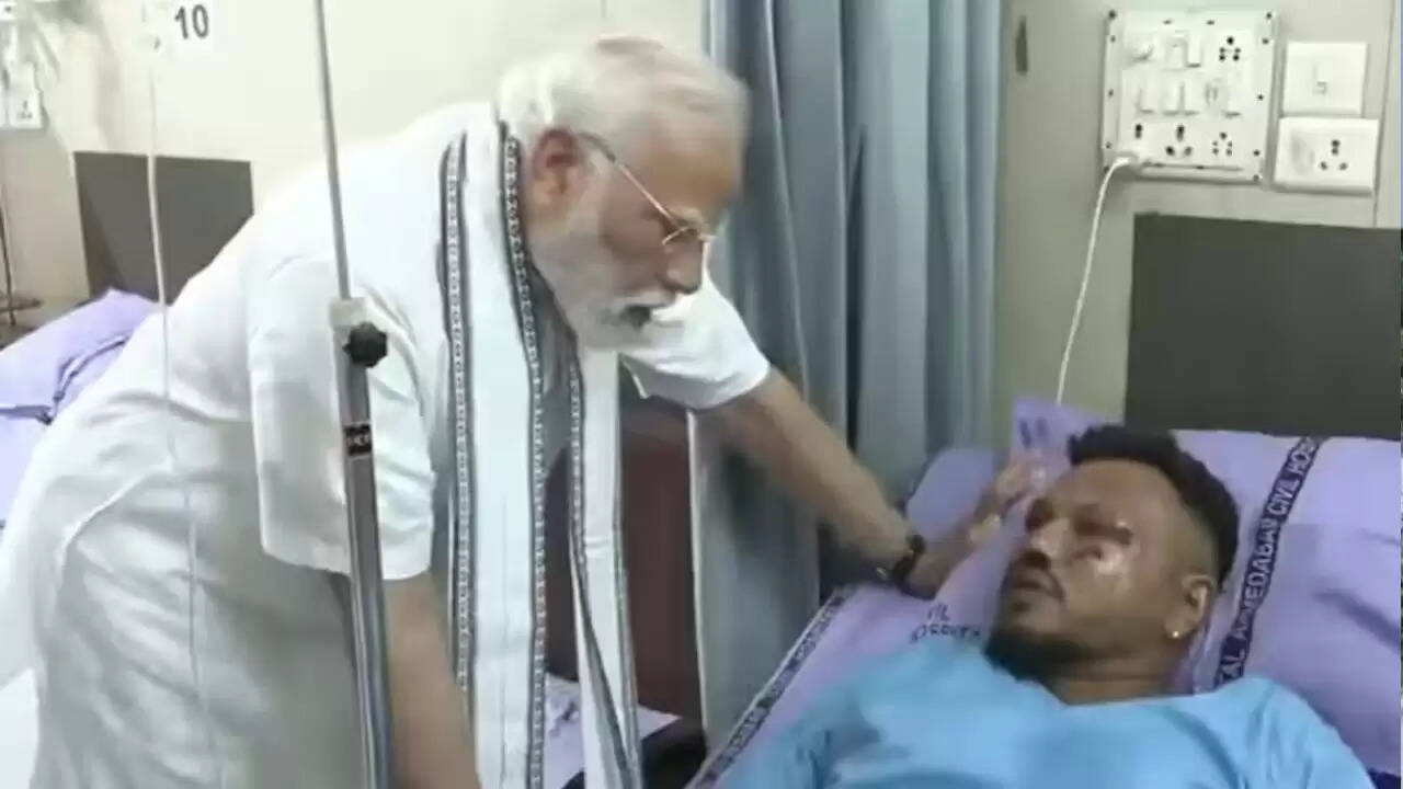 अहमदाबाद विमान दुर्घटना: पीएम मोदी ने 'मिरेकल सर्वाइवर' से की मुलाकात