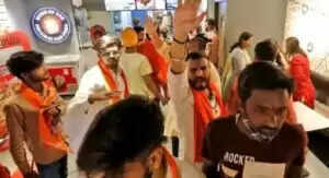 आगरा में बजरंग दल का होटल में हंगामा, युवक की पिटाई का वीडियो वायरल