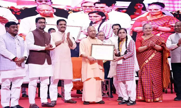 योगी आदित्यनाथ ने नवरात्र में छात्रवृत्ति वितरण समारोह का आयोजन किया