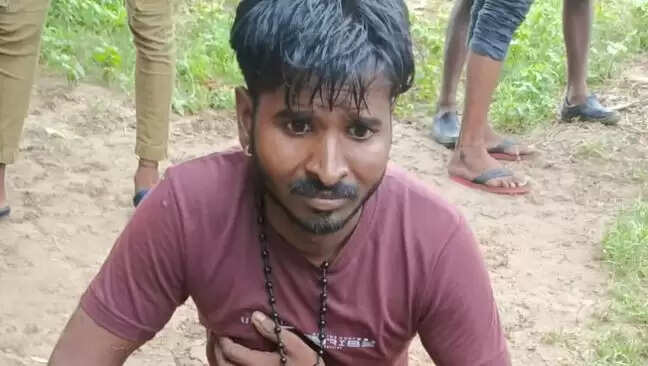 वाराणसी में पिता ने बच्चों के साथ गंगा में कूदकर मचाई हलचल