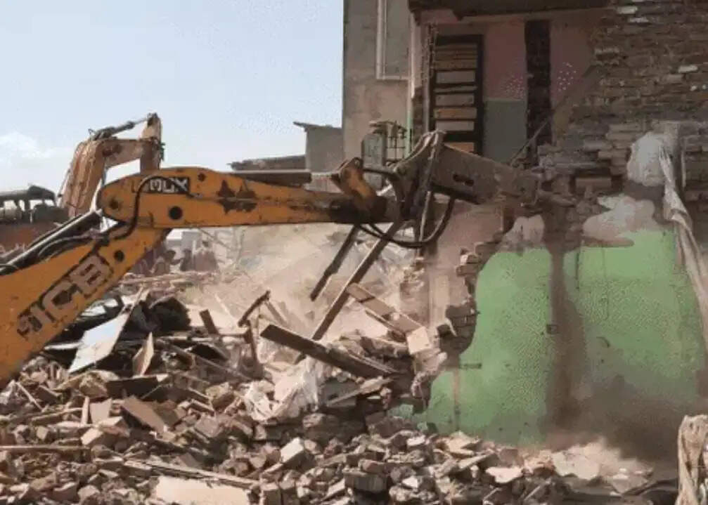 सूरत में ध्वस्तीकरण कार्रवाई पर विवादः मनपा बोली- हमने नहीं तोड़े मकान, विधायक ने पूछा- फिर 100 घर ढहाए किसने?