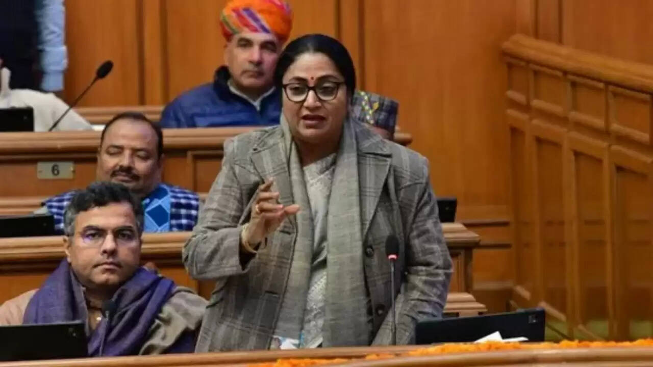 दिल्ली की मुख्यमंत्री रेखा गुप्ता ने सोशल मीडिया पर आलोचना का किया सामना