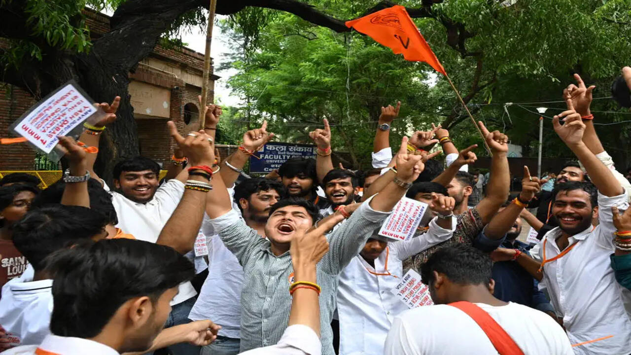 दिल्ली विश्वविद्यालय छात्र संघ चुनाव: डबास की बढ़त, शौकीन उपाध्यक्ष पद पर आगे
