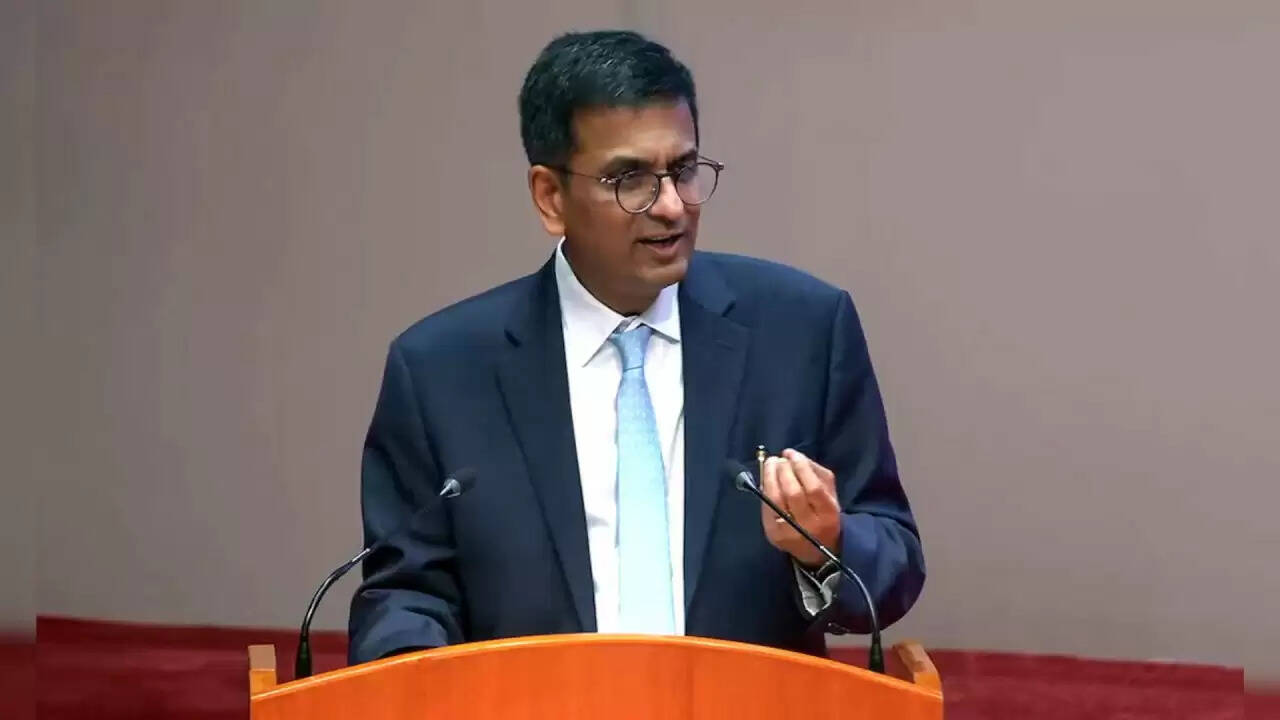 जस्टिस चंद्रचूड़ का परिवार: बेटियों की स्वास्थ्य जरूरतों के चलते शिफ्टिंग में देरी