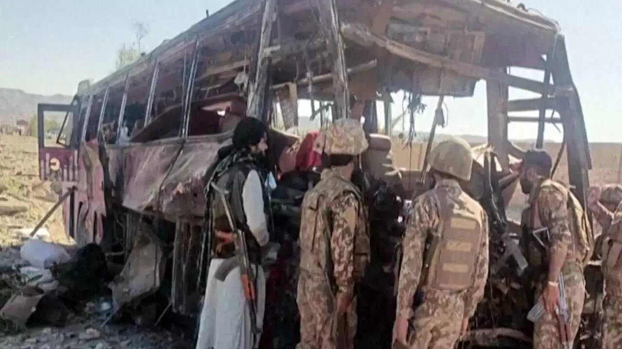 पाकिस्तान के बलूचिस्तान में BLF के हमले: 10 सैनिकों की मौत का दावा