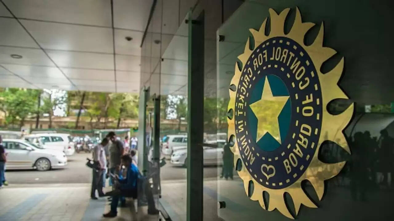 बीसीसीआई ऑफिस में चोरी: वानखेड़े स्टेडियम के सुरक्षा प्रबंधक की गिरफ्तारी