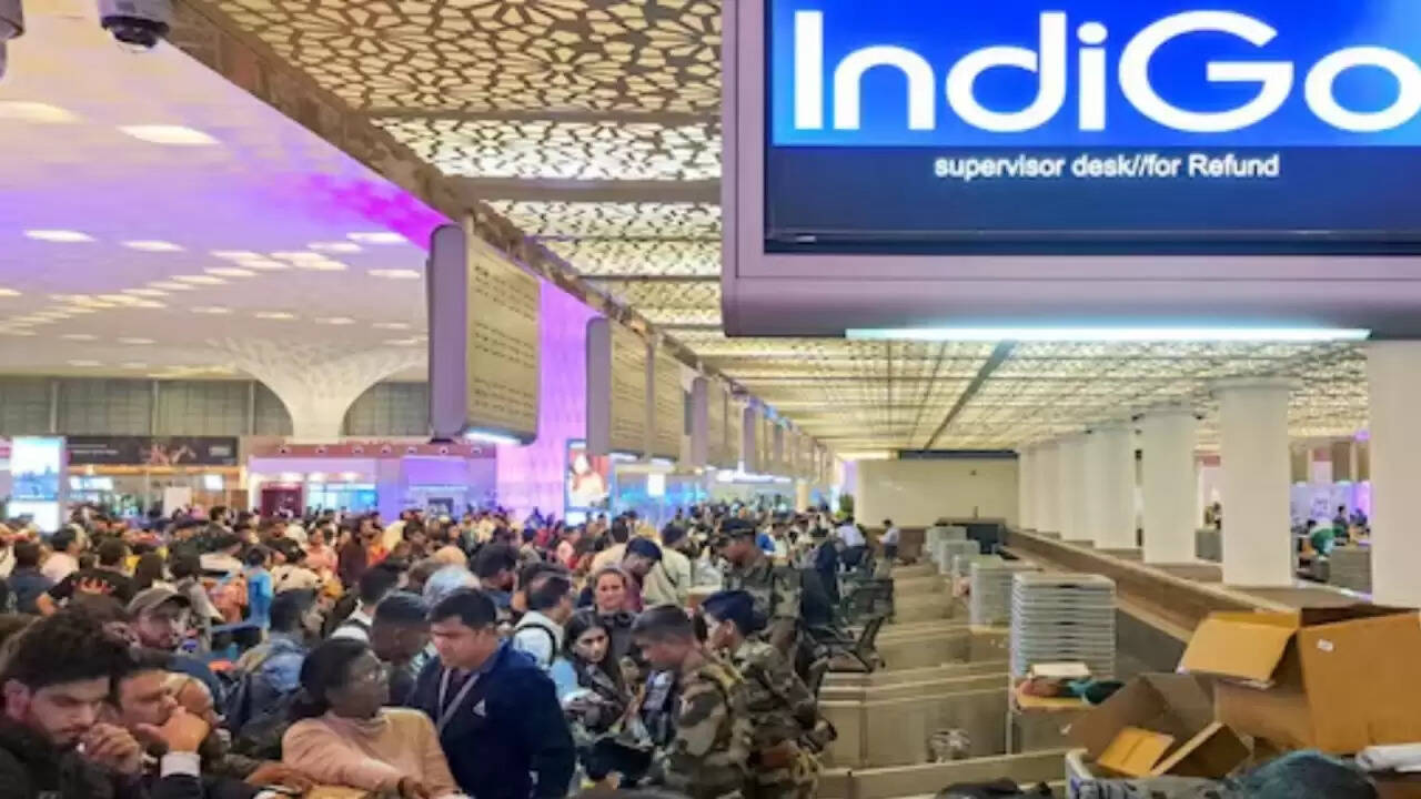 इंडिगो संकट के बीच हवाई टिकटों की कीमतों में बेतहाशा वृद्धि, सरकार ने उठाए सख्त कदम
