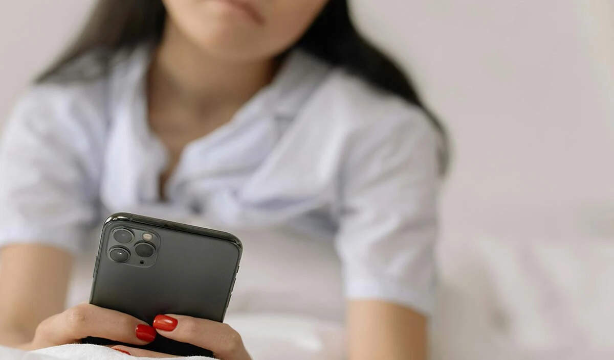 मोबाइल स्क्रीन टैन से बचने के उपाय: जानें कैसे करें बचाव