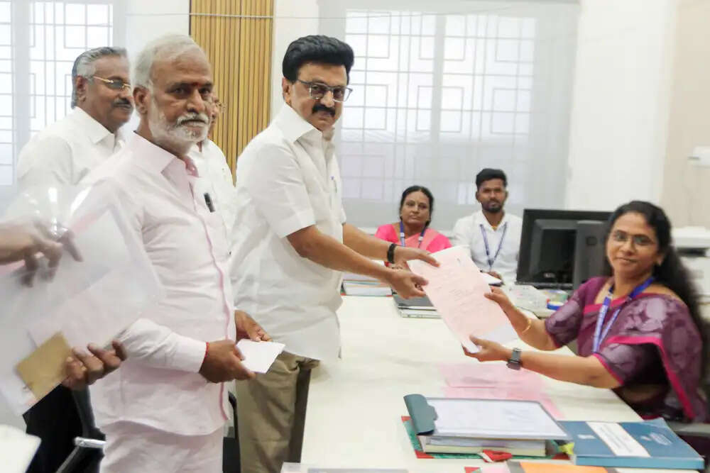 एम.के. स्टालिन ने कोलाथुर सीट से विधानसभा चुनाव के लिए नामांकन दाखिल किया