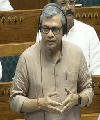 रेल सुरक्षा को मजबूत करने के लिए कवच प्रणाली का विस्तार