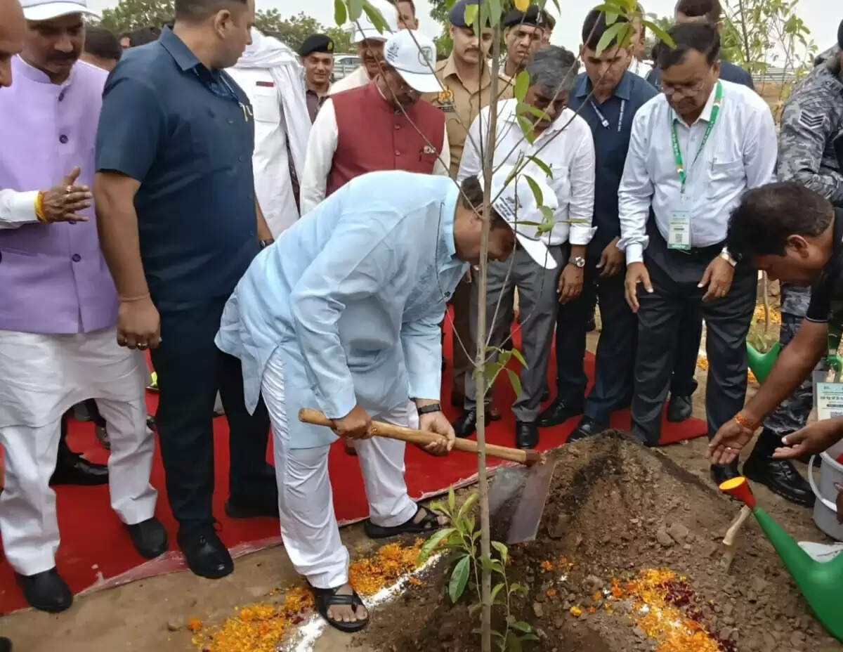 नितिन गडकरी ने ग्रेटर नोएडा में 5 करोड़ पौधों के रोपण की घोषणा की