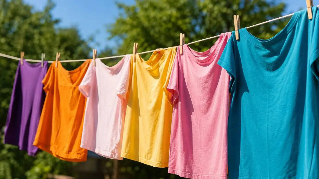 गर्मी में कपड़ों के रंग को बचाने के 5 आसान टिप्स