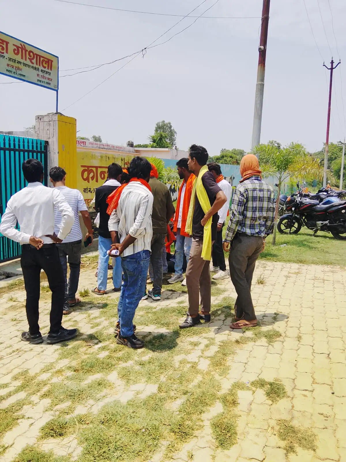गौशाला में हड्डियों के अवशेष मिलने से मचा हड़कंप, करणी सेना और बजरंग दल का धरना