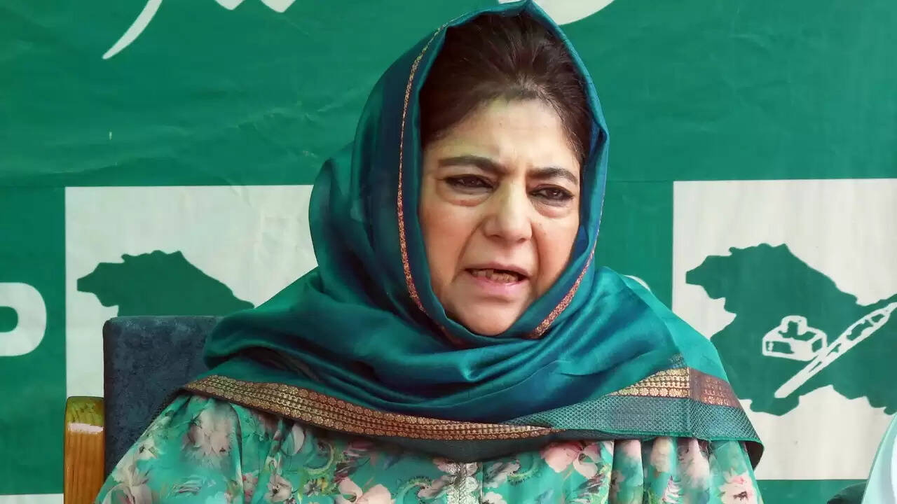 जम्मू-कश्मीर में आरक्षण नीति के खिलाफ छात्रों का प्रदर्शन, नेताओं की नजरबंदी