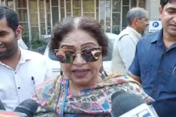 किरण खेर पर सरकारी मकान का 13 लाख रुपये का बकाया किराया, प्रशासन ने भेजा नोटिस