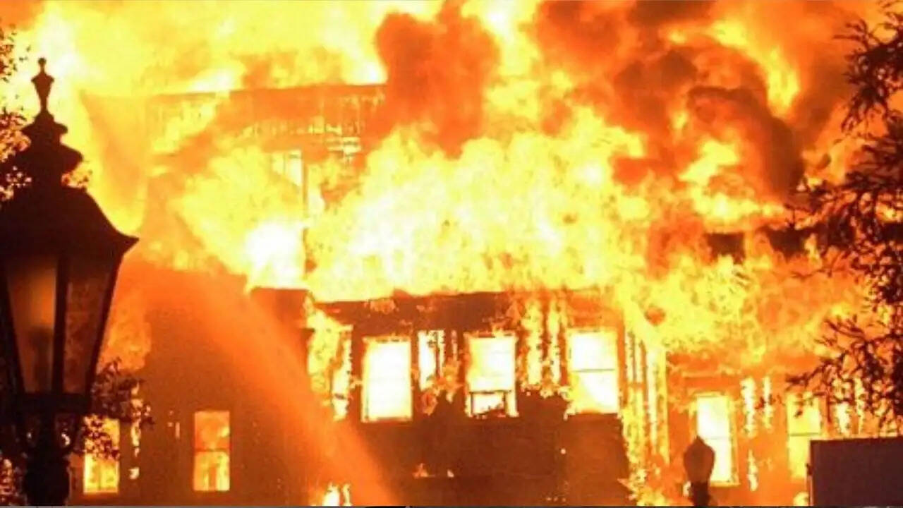 इंदौर में भीषण आग से 6 लोगों की मौत, इलेक्ट्रिक कार बनी कारण