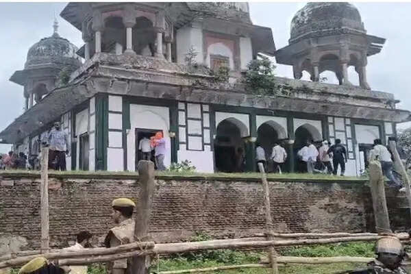 फतेहपुर में धार्मिक स्थल पर विवाद: हिंदू और मुस्लिम संगठनों के बीच टकराव