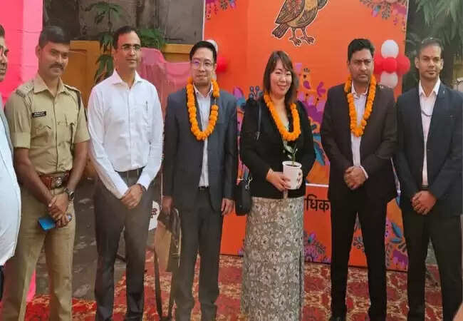 बिहार विधानसभा चुनाव 2025: अंतरराष्ट्रीय प्रतिनिधियों की निगरानी में मतदान प्रक्रिया