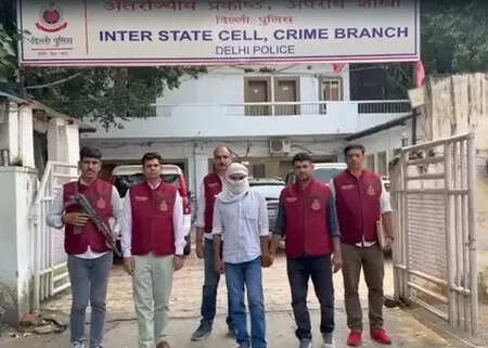 दिल्ली में पैरोल से फरार हत्या के आरोपी की गिरफ्तारी