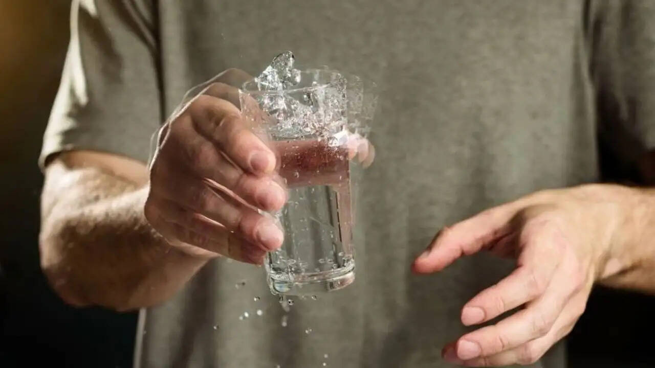 विश्व पार्किंसंस दिवस: शुरुआती लक्षण और बचाव के उपाय