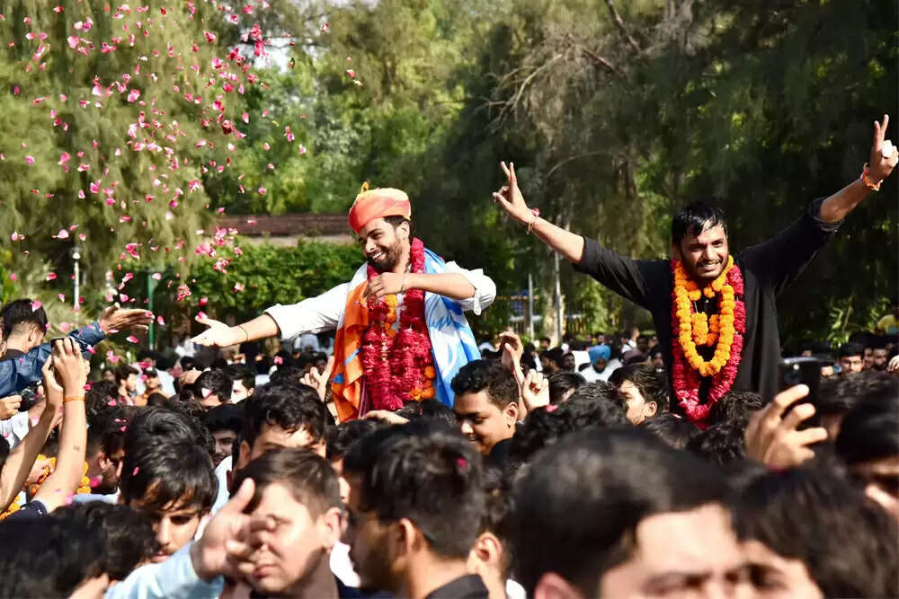 दिल्ली विश्वविद्यालय छात्र संघ चुनाव: एबीवीपी के आर्यन मान की बढ़त, वोट चोरी के आरोप