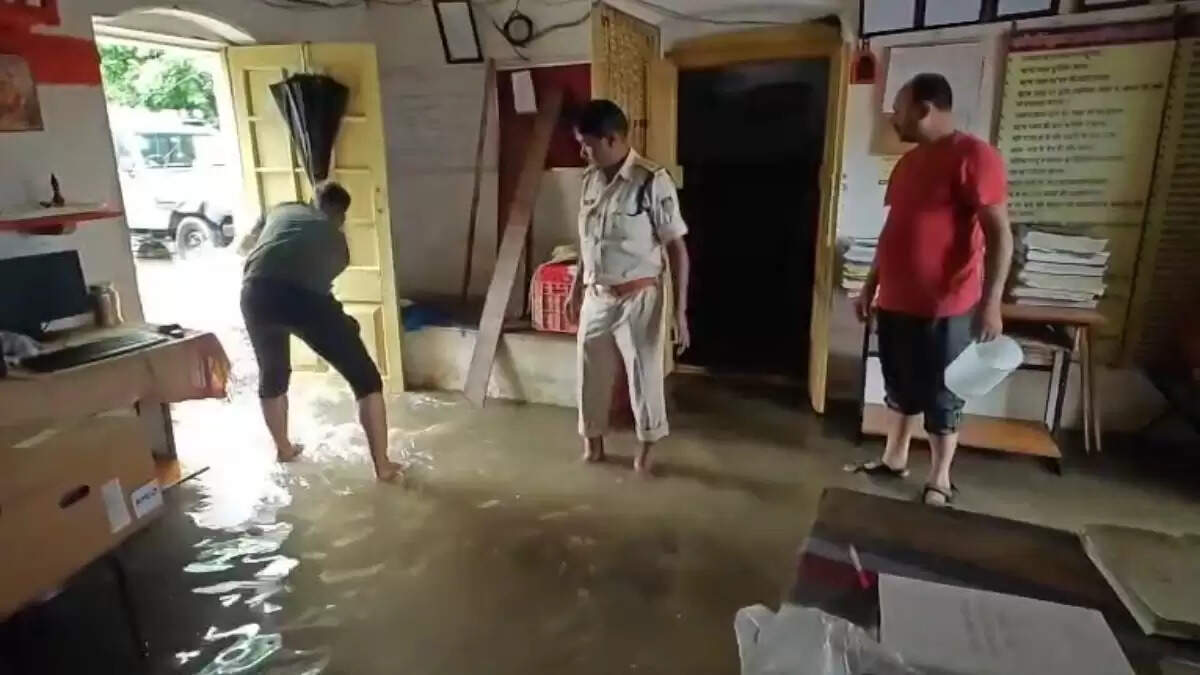 शहडोल में मूसलधार बारिश से बाढ़ जैसी स्थिति, पुलिस थाने में घुसा पानी