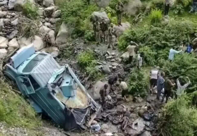 CRPF वाहन नदी में गिरा, 7 जवान घायल