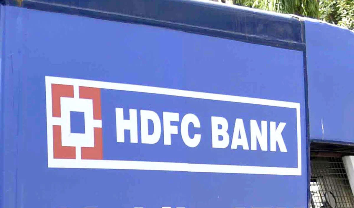 HDFC बैंक में अचानक गिरावट: अतानु चक्रवर्ती का इस्तीफा