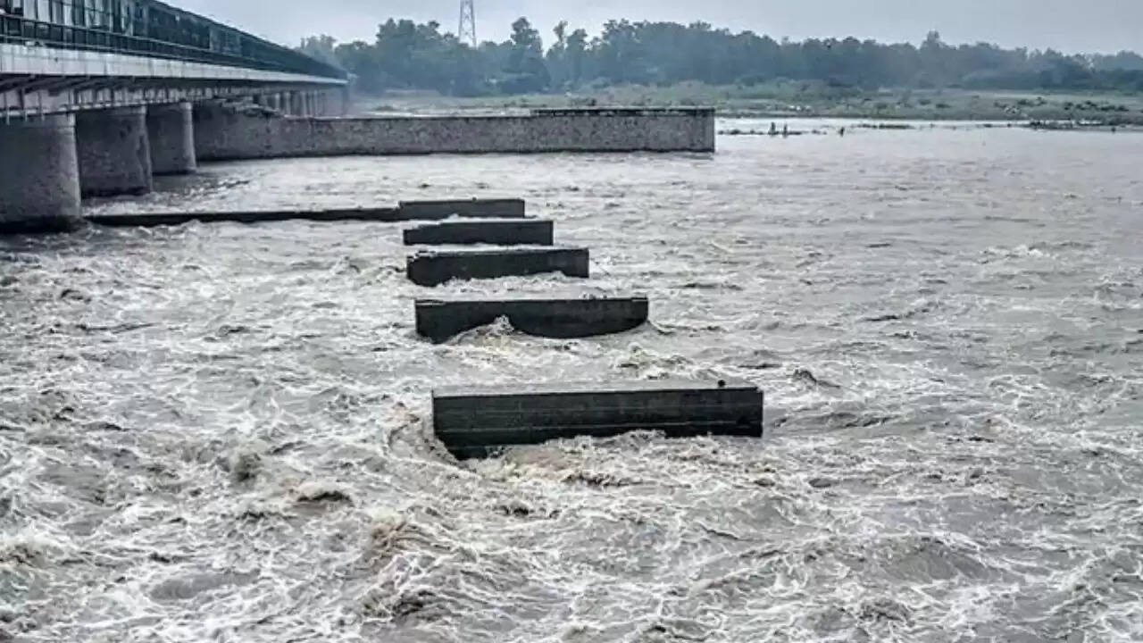 दिल्ली में यमुना नदी का जलस्तर बढ़ा, बाढ़ का खतरा बढ़ा