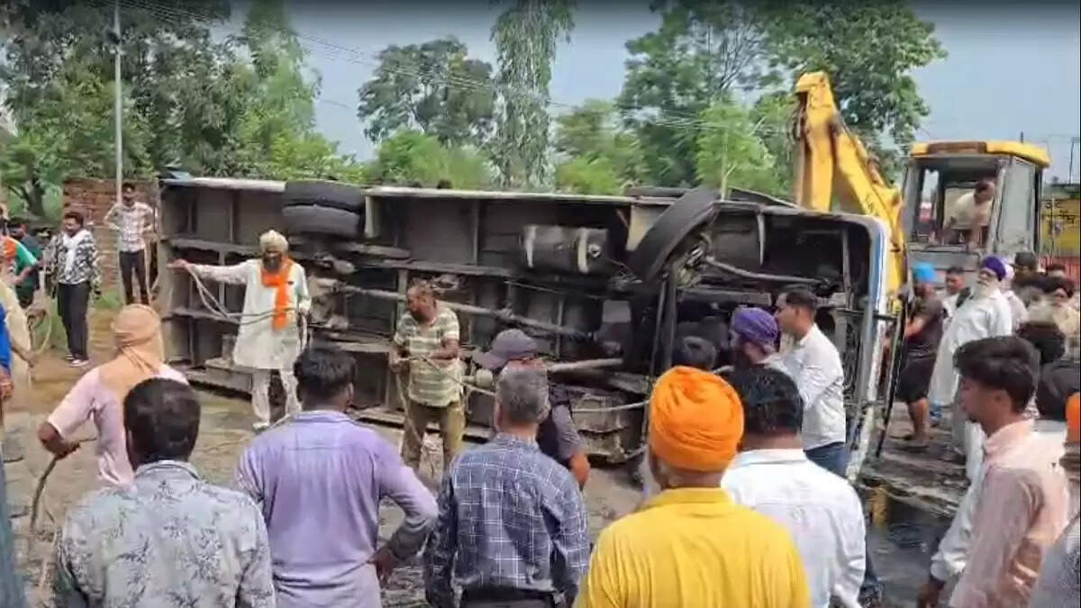भयानक बस दुर्घटना में होशियारपुर में 8 लोगों की जान गई