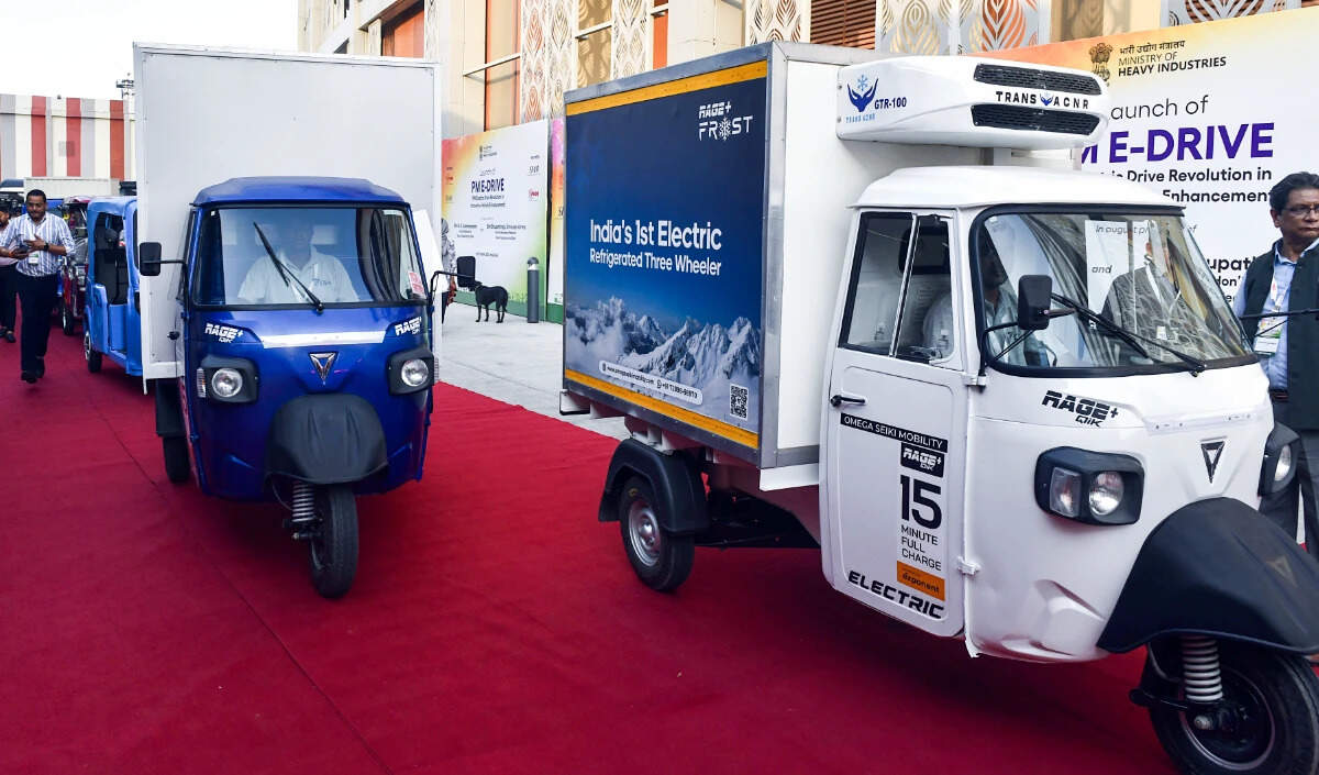 सरकार ने इलेक्ट्रिक बस और ट्रक निर्माताओं को दी बड़ी राहत