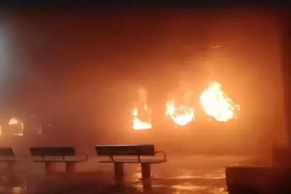 आंध्र प्रदेश में रेल हादसा: टाटानगर-एर्नाकुलम एक्सप्रेस में आग लगने से एक की मौत