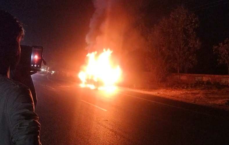 चलती कार में लगी आग में चालक जिंदा जला