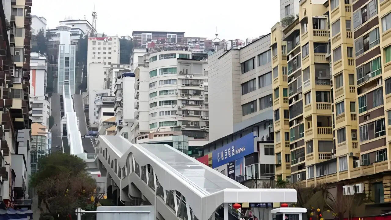 चीन में दुनिया का सबसे लंबा आउटडोर एस्केलेटर: वुशान गॉडेस एस्केलेटर