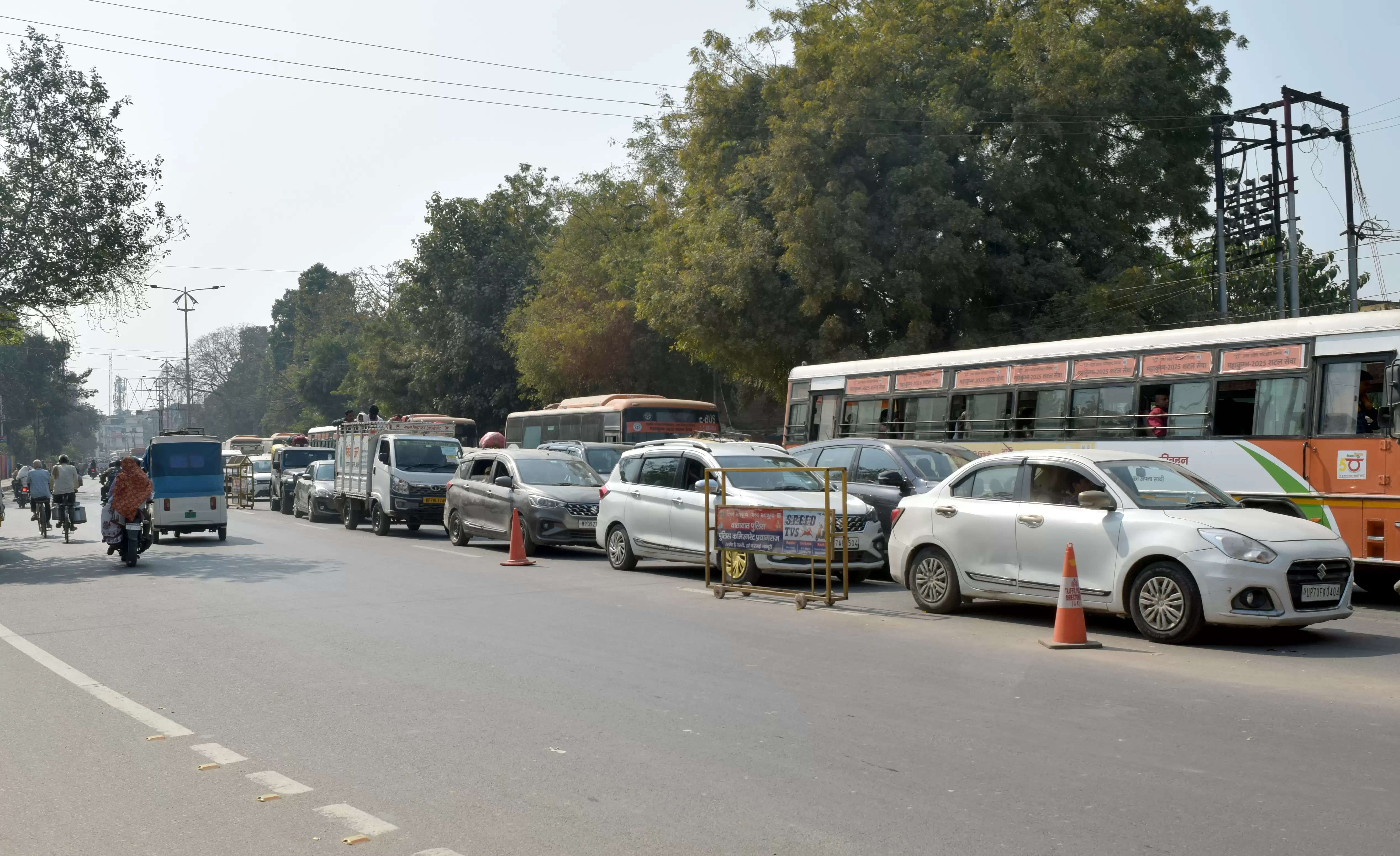 महाकुम्भ को लेकर स्नान के बाद लौट रहे श्रद्वालुओं की गाड़ियों से लगा तेलियरगंज में ट्रैफिक जाम