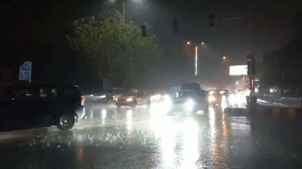 दिल्ली-एनसीआर में मौसम का मिजाज बदला: बारिश और आंधी का अलर्ट