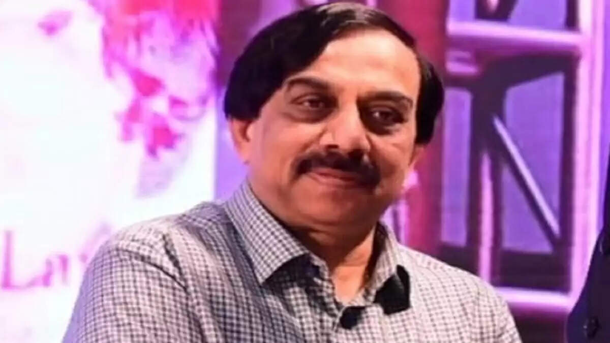 कर्नाटक के मुख्यमंत्री के राजनीतिक सचिव की बर्खास्तगी, चिन्नास्वामी स्टेडियम भगदड़ पर कार्रवाई