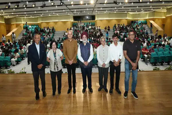 दिल्ली के उपराज्यपाल तरणजीत सिंह संधू का प्लाक्षा यूनिवर्सिटी दौरा