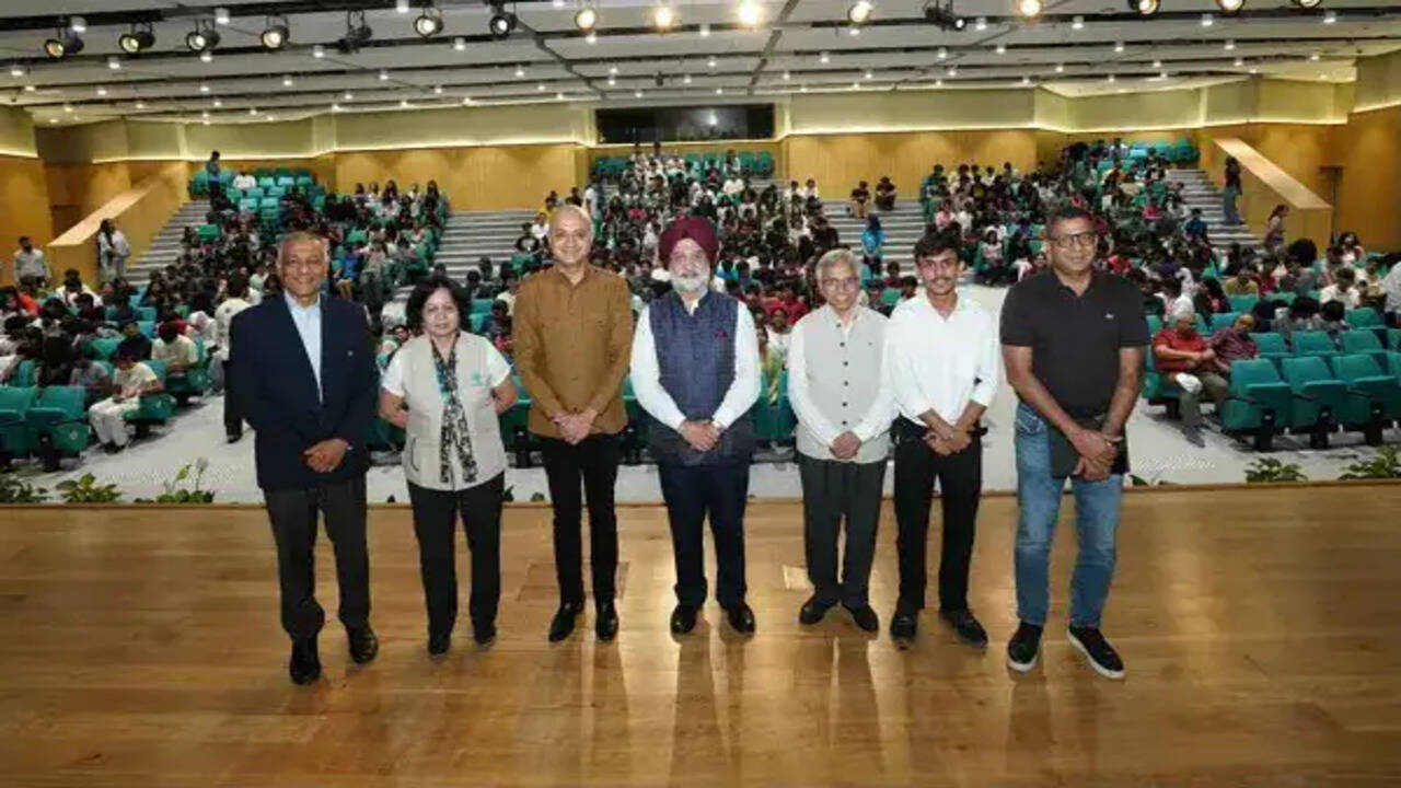 दिल्ली के उपराज्यपाल तरणजीत सिंह संधू का प्लाक्षा यूनिवर्सिटी दौरा