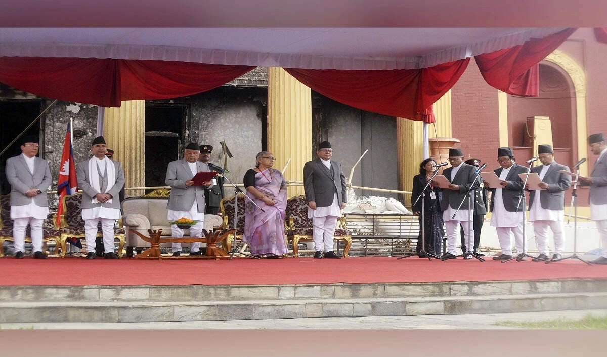 नेपाल में नए मंत्रियों ने राष्ट्रपति से ली शपथ, सरकार में बढ़ी स्थिरता