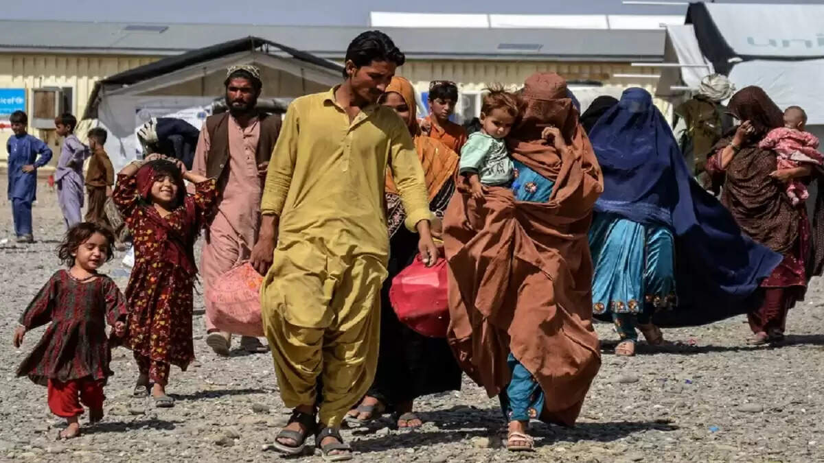 पाकिस्तान सरकार का बड़ा निर्णय: अफगान नागरिकों को निर्वासित करने की प्रक्रिया शुरू