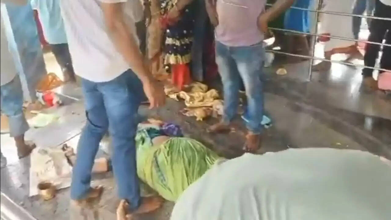 श्रीकाकुलम में वेंकटेश्वर मंदिर में भगदड़, 9 की मौत