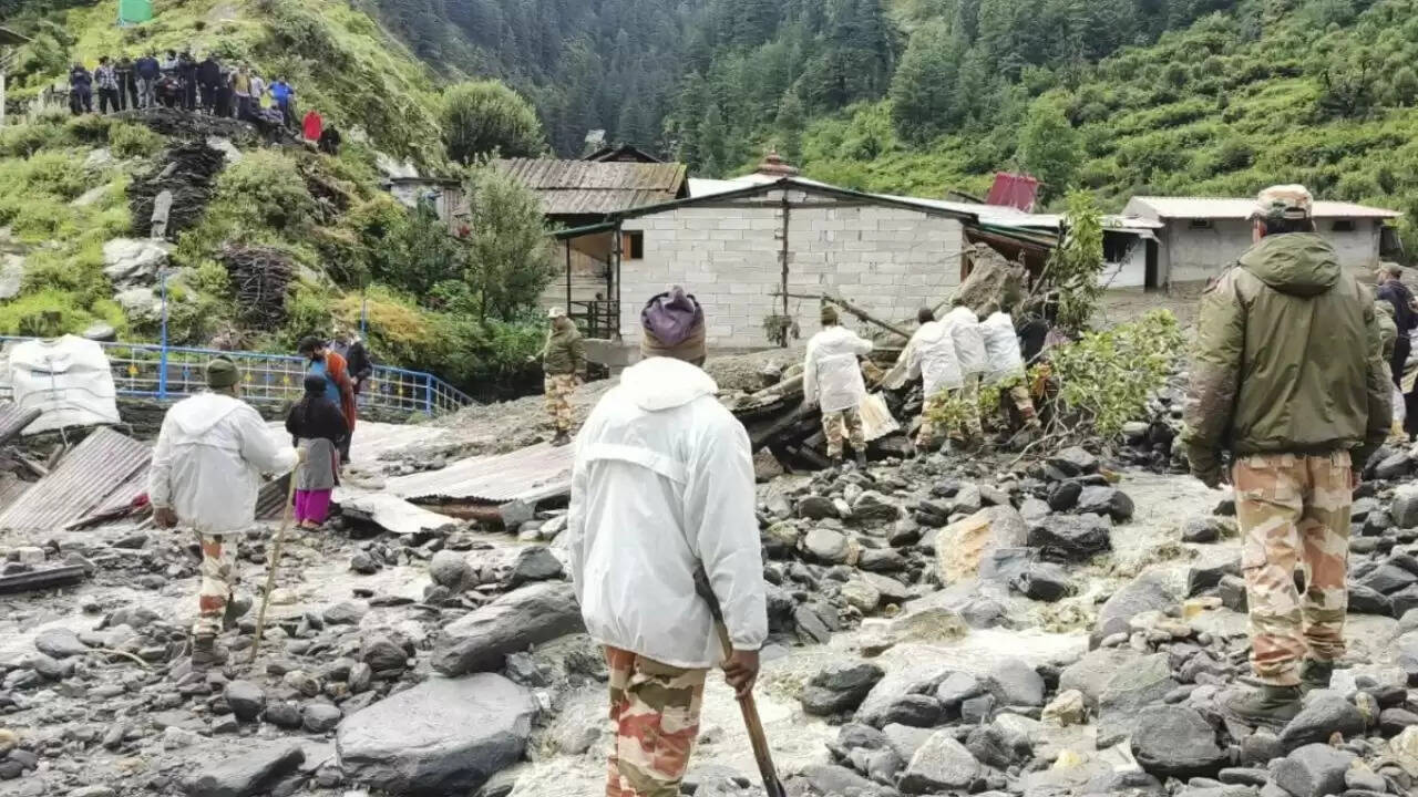 उत्तराखंड में भारी बारिश का अलर्ट: बचाव कार्य जारी, 128 लोग सुरक्षित निकाले गए