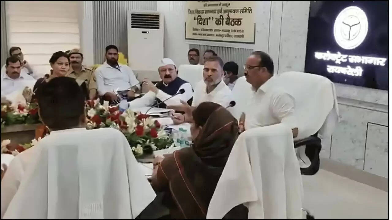 रायबरेली बैठक में राहुल गांधी और दिनेश प्रताप सिंह के बीच गरमा-गरमी