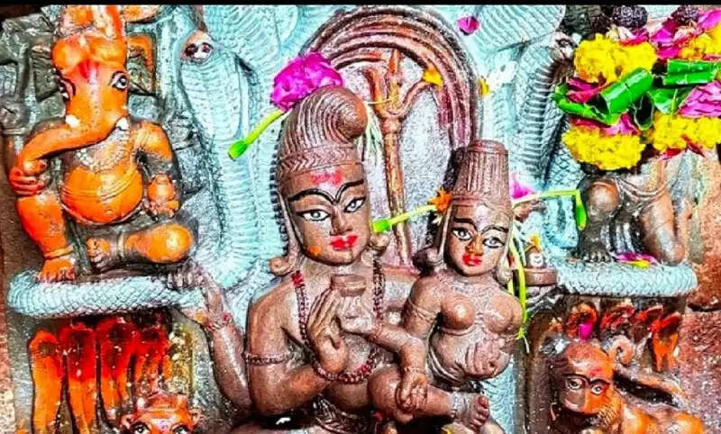 मप्र के उज्जैन नागचंद्रेश्वर मंदिर में हैं नेपाल से लाई गई 11वीं शताब्दी की महादेव-पार्वती की अद्भुत प्रतिमा
