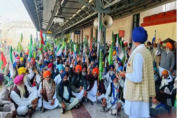 पंजाब में गेहूं की खरीद में देरी पर किसानों का रेल रोको आंदोलन