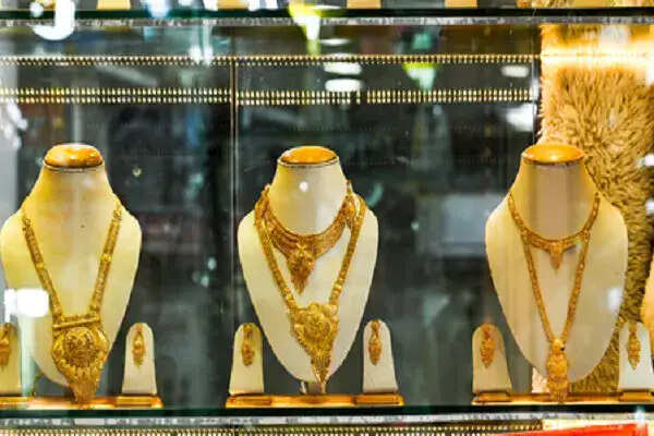 सोने और चांदी की कीमतों में हल्की गिरावट, वैश्विक अस्थिरता का असर